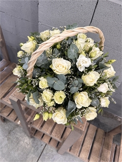 Композиция из белых роз в корзине 2655